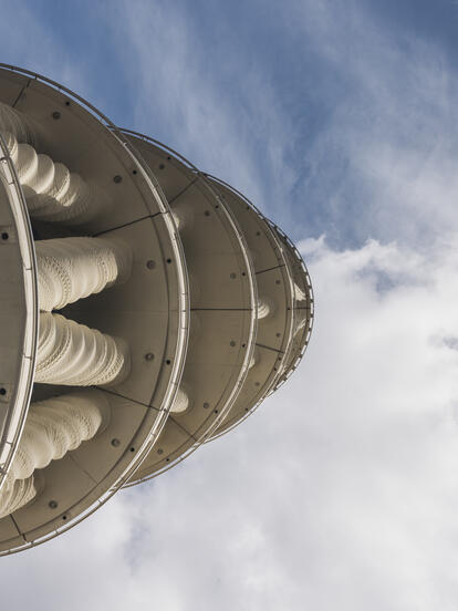 Weisser Turm ragt in Himmel
